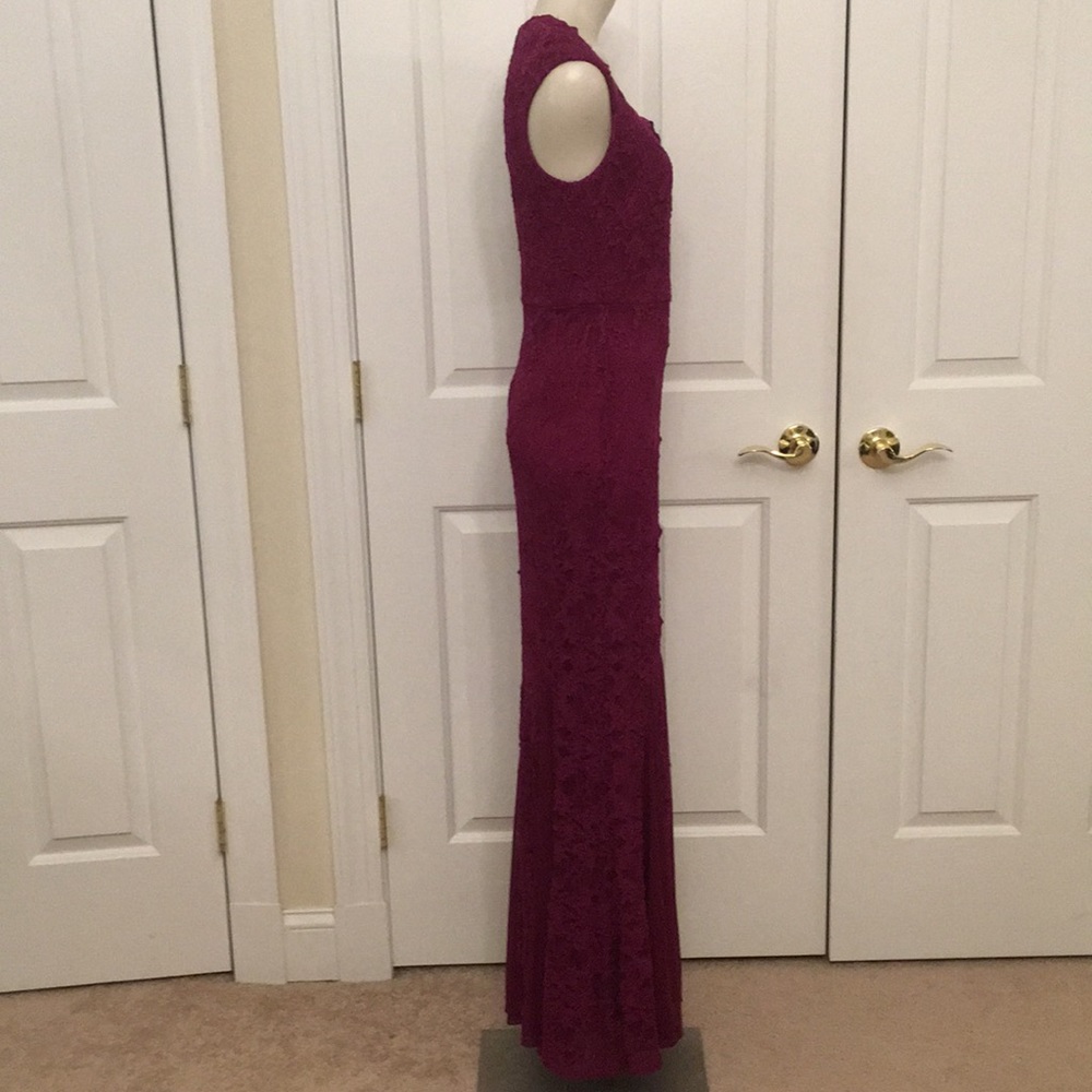 Sangria berry colored lace gown - Picture 5 of 6